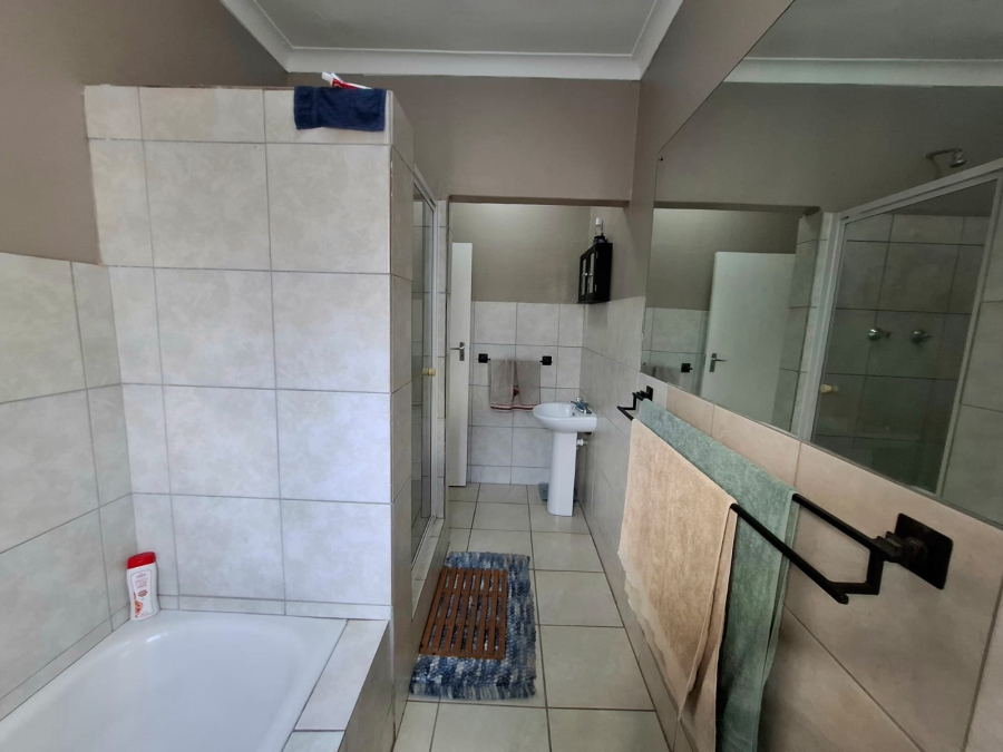 4 Bedroom Property for Sale in Oakdale Western Cape